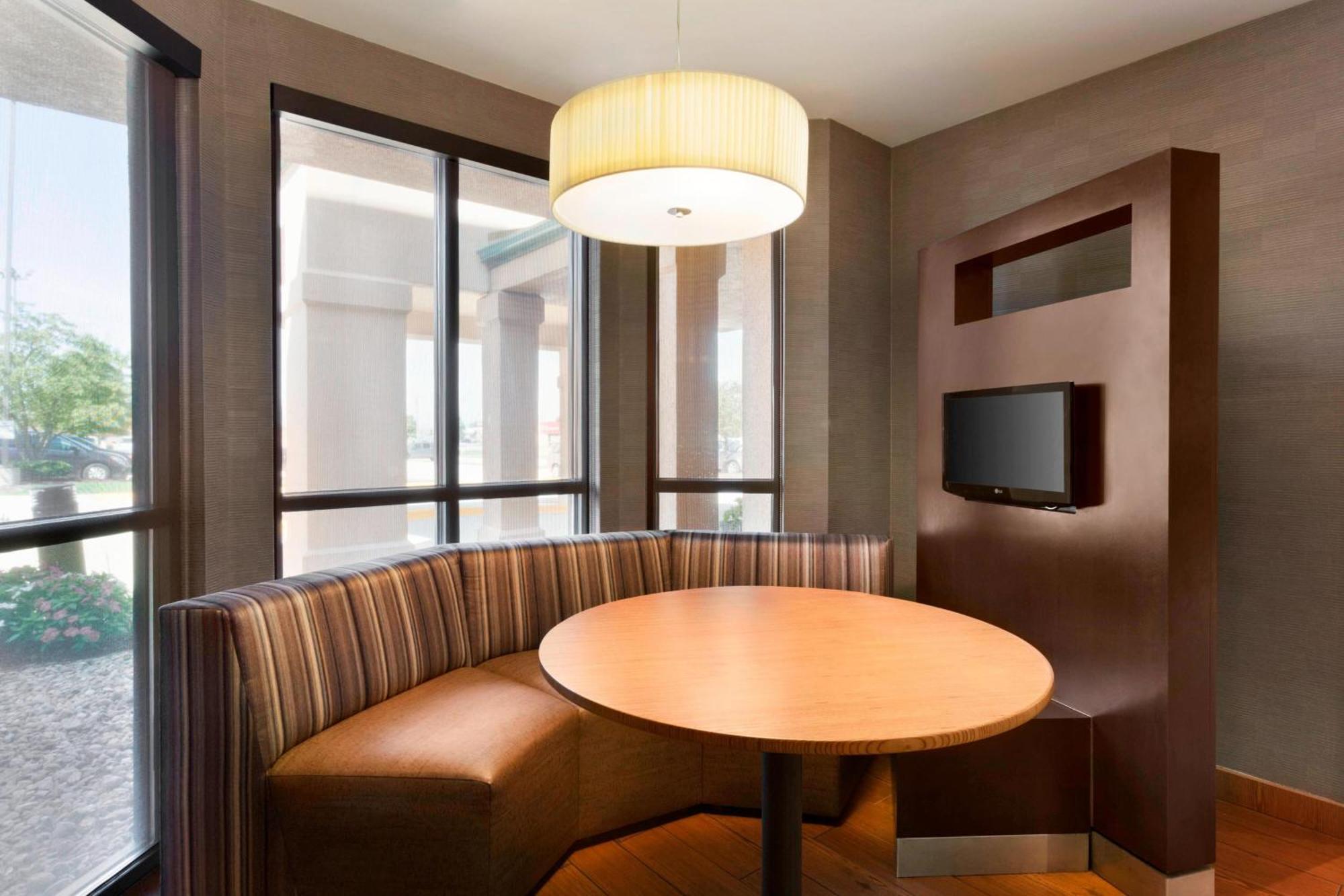 מלון Courtyard By Marriott Bloomington Normal מראה חיצוני תמונה