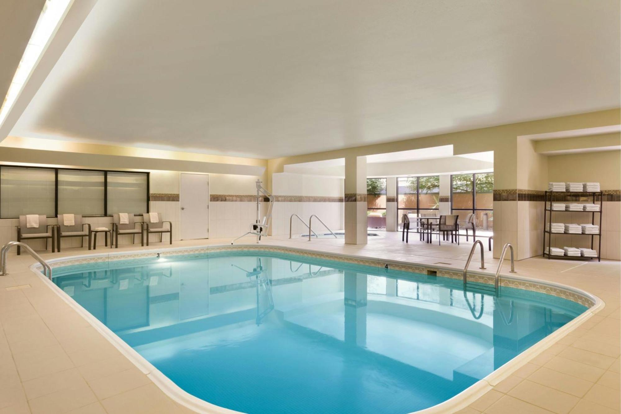 מלון Courtyard By Marriott Bloomington Normal מראה חיצוני תמונה